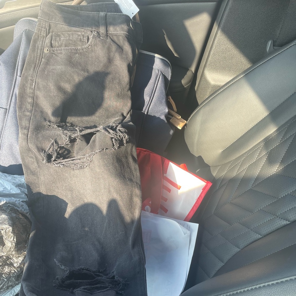 American Eagle 2L Mom destroyed jeans NWT